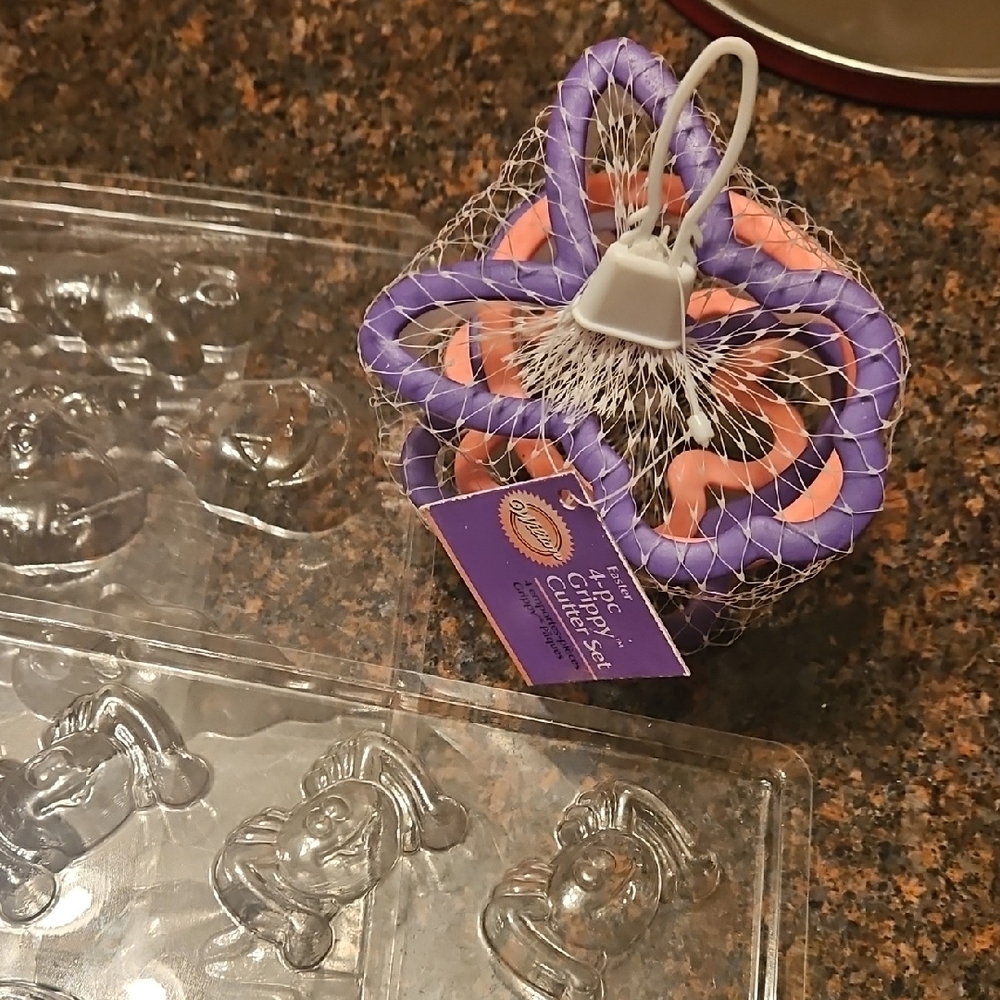 Wilton 4 Piece Easyer Cookie Cutter Set And 3 Halloween Chocolate Molds